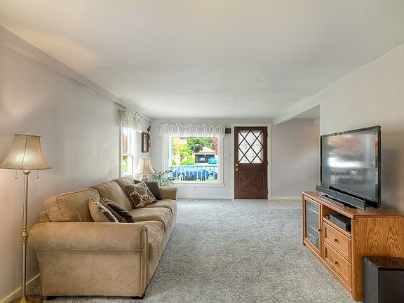 3rd image of 520 4th Ave NE