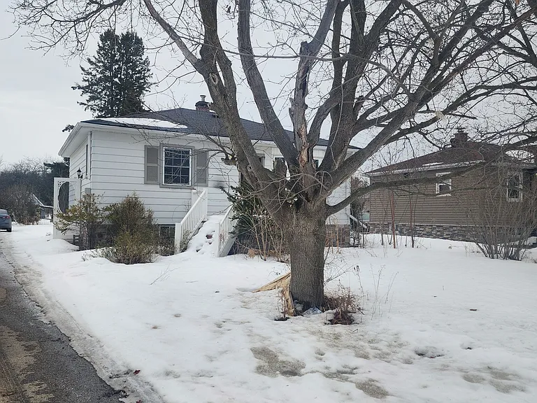 20145 Bathurst St — Photo 1