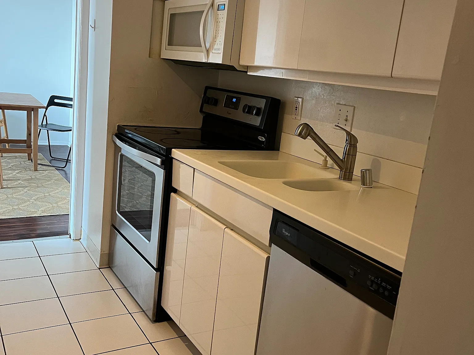2 bed, 916 sqft, $2,300 — Photo 3