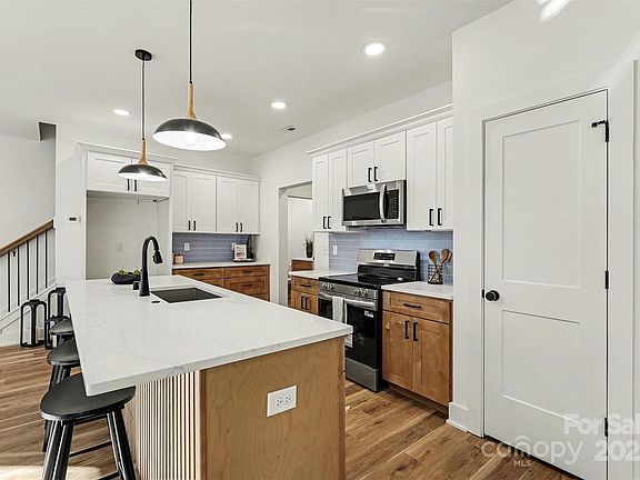 5th image of 300 Cedarwood Ln
