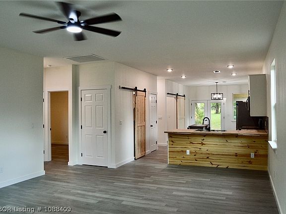 3rd image of 103 Blackstone Cir