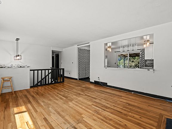 4th image of 19105 NE Clackamas St