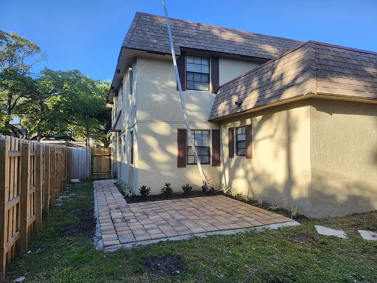 665 SW 4th Ave — Photo 2