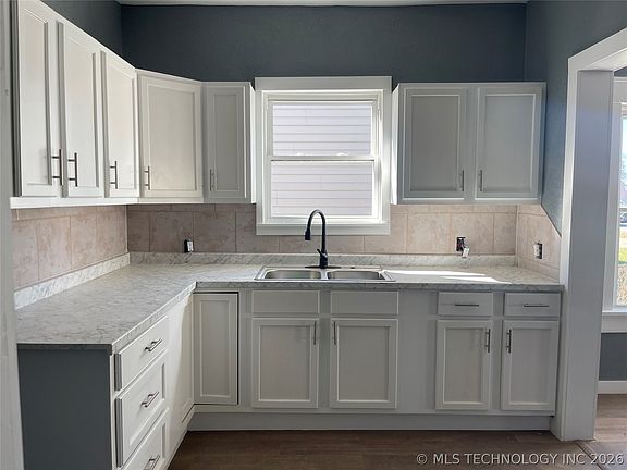 4th image of 652 12th Ave NW