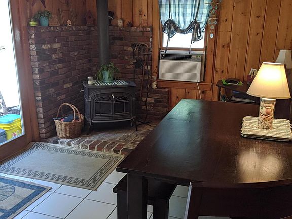 3rd image of 93 Barberry Ln