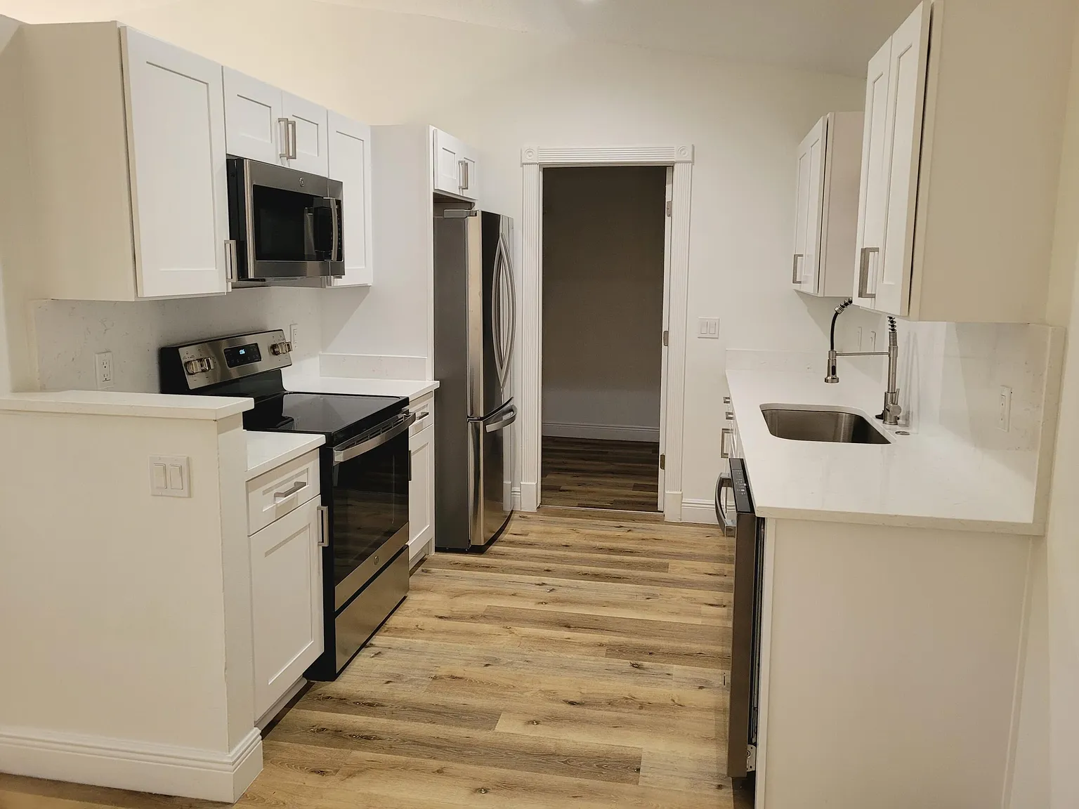 3 bed, 2.0 bath, 1214 sqft, $2,350 — Photo 4