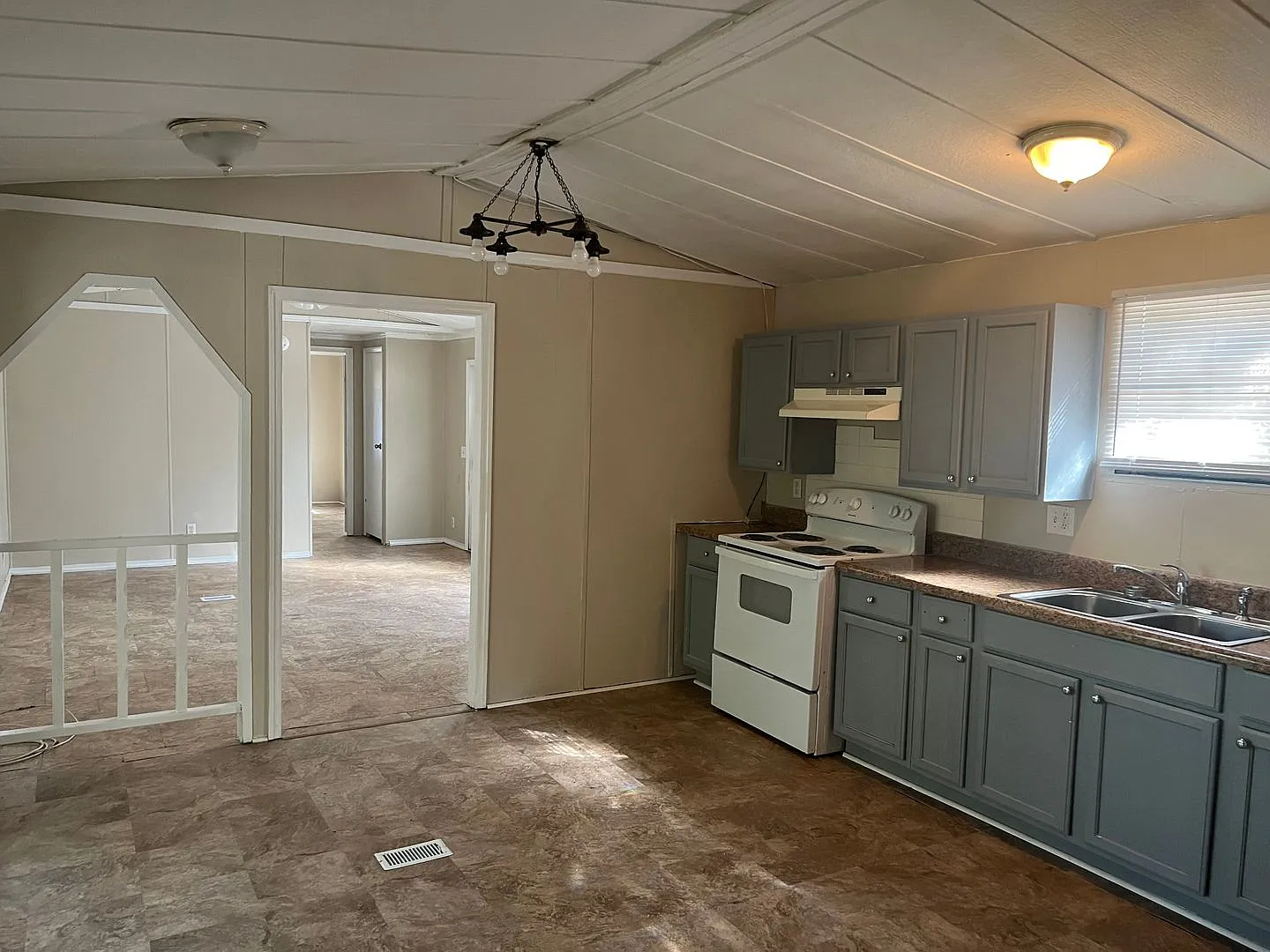 Cozy 2 bedroom, 2 bath — Photo 3