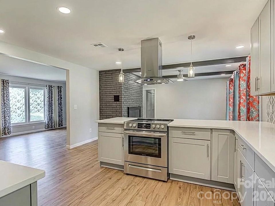 2nd image of 2512 Sunnycrest Dr