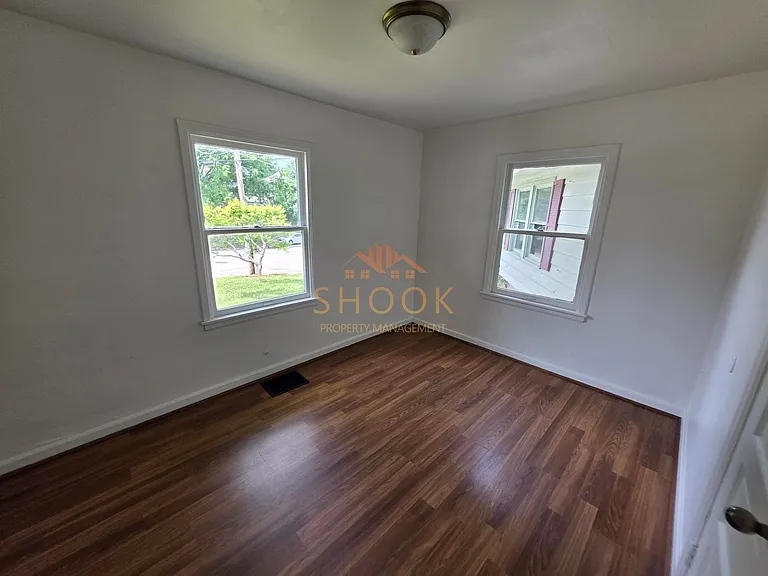 1600 Ferry St — Photo 7