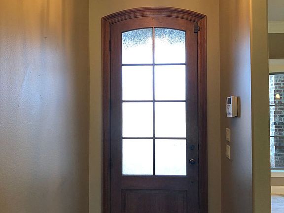 3rd image of 923 Royal Cir