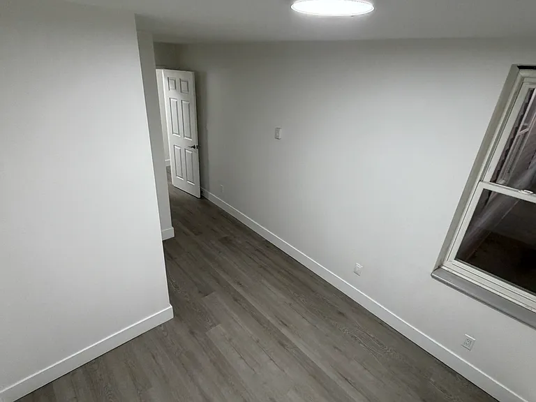 1123 Queenston Rd — Photo 2
