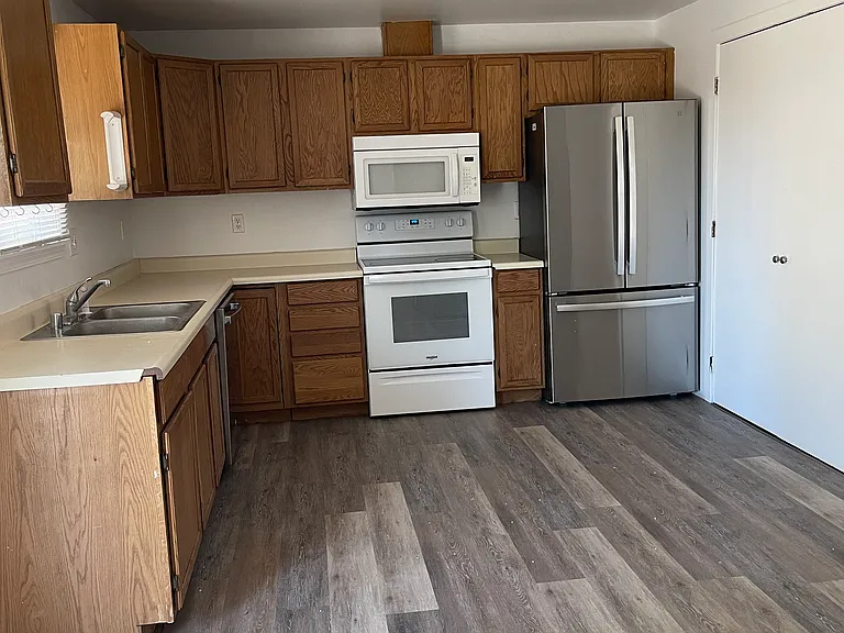 1112 S Clover Dr — Photo 2