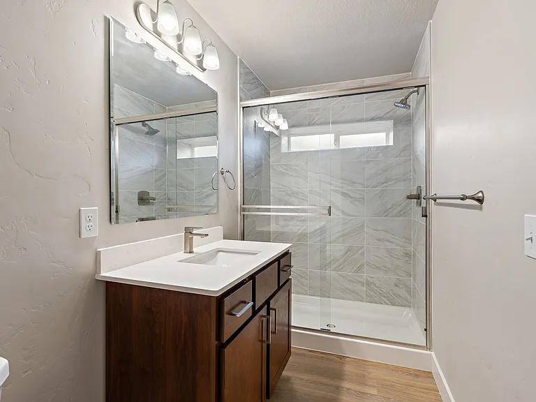 615 N Locust St — Photo 15