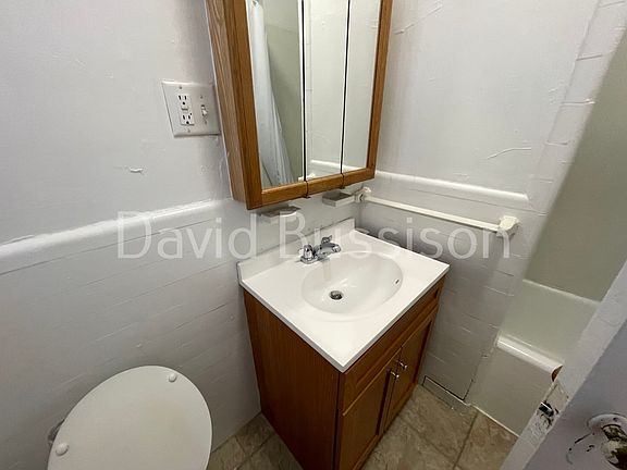 2nd image of 127 Sutherland Rd APT E