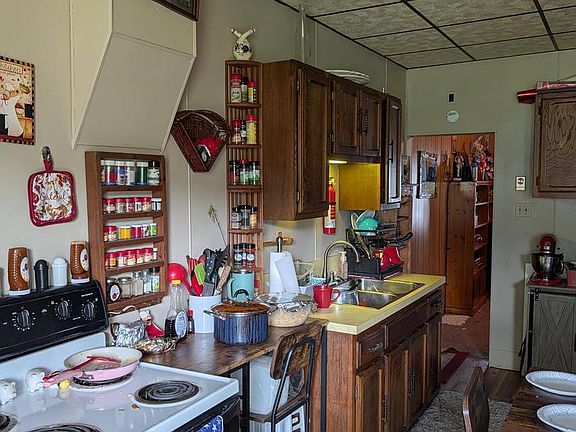 5th image of 812 W 5th St