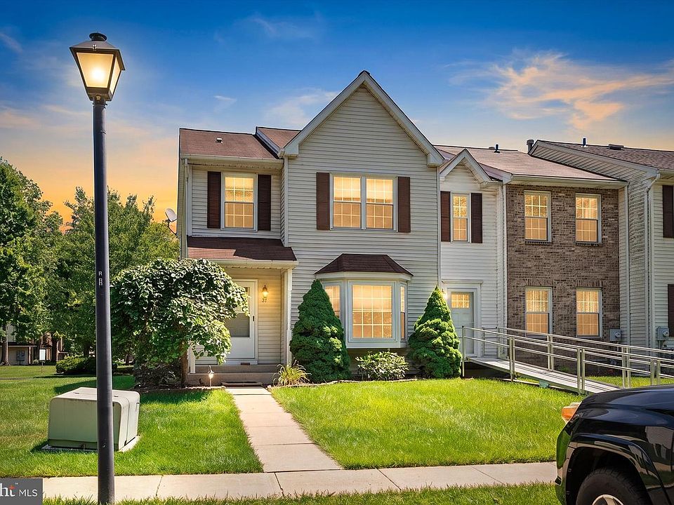 1st image of 37 Dunmoor Ct S
