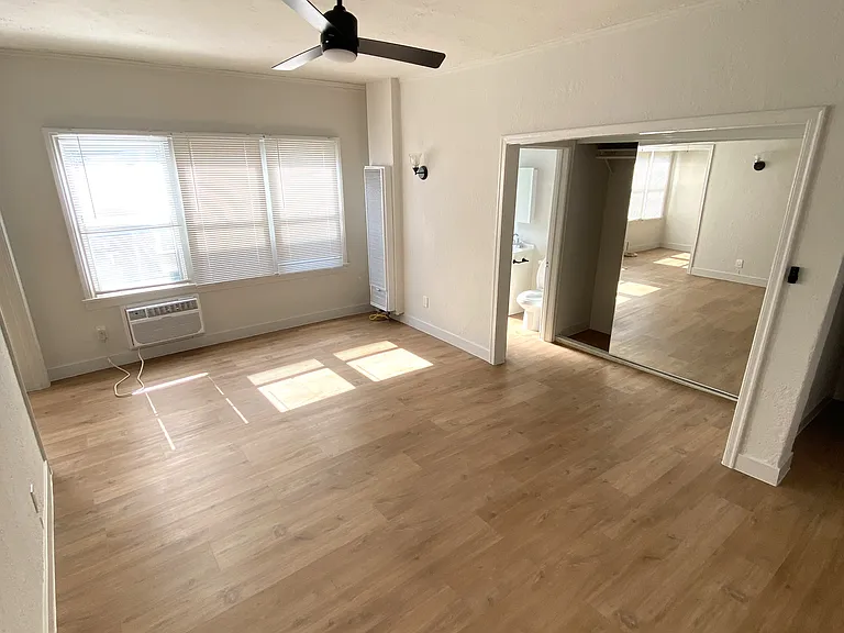 1932 W 25th St #9 — Photo 1
