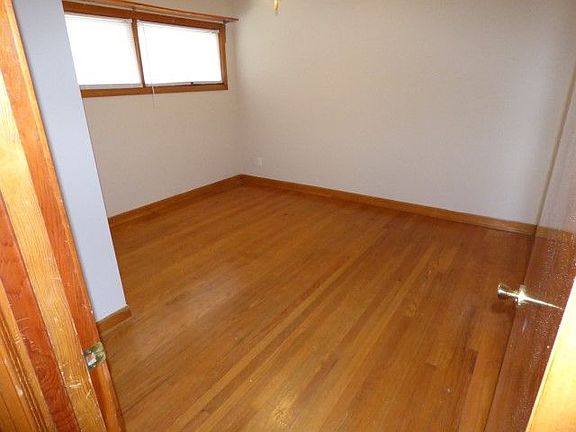 5th image of 520-B E College St