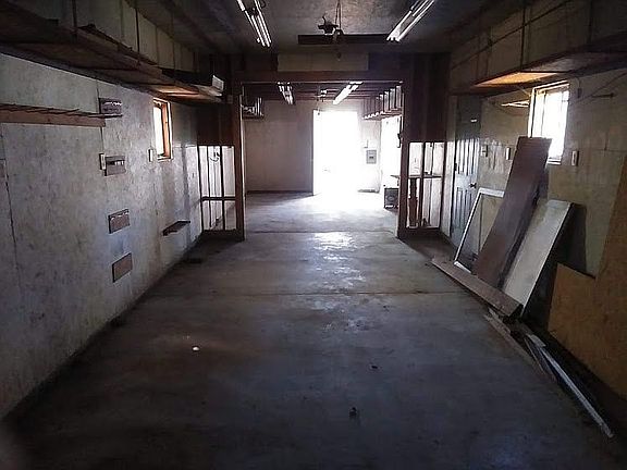 3rd image of 714 W 2nd St