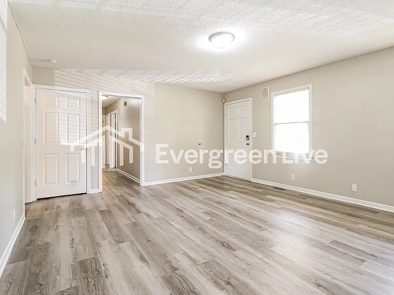 113 Court Dr — Photo 4