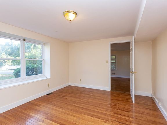 3rd image of 1121 W Knox St