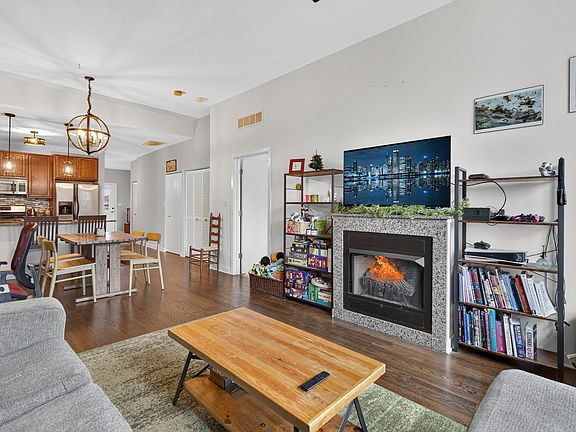 3rd image of 2510 W Irving Park Rd Unit 303