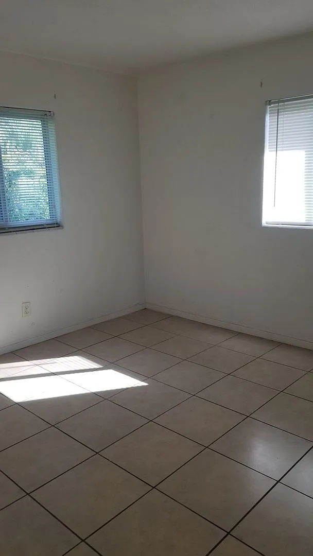 Rent Reduction!! 2 Bed 1 Bath Apartment Water And Pest Control Included — Photo 2