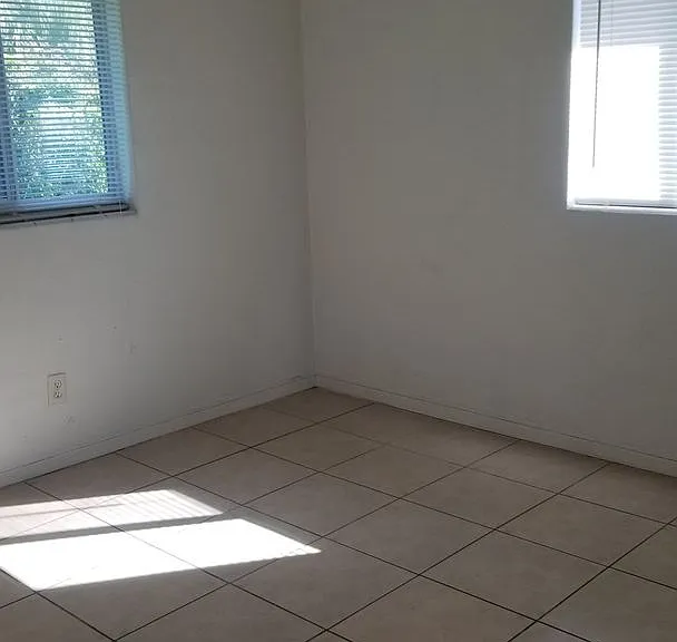 2190 S Palmetto Ave — Photo 2