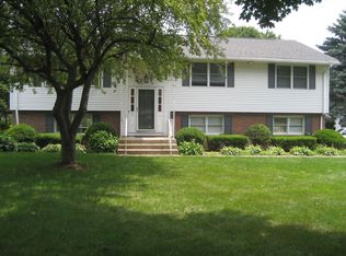 31 Sunnyview Dr, Suffield, CT 06078