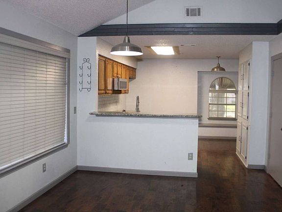 2nd image of 915 W Lovers Ln