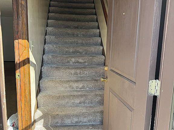 917 stairway to upper level