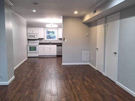 3rd image of 135 Briar Mills Dr