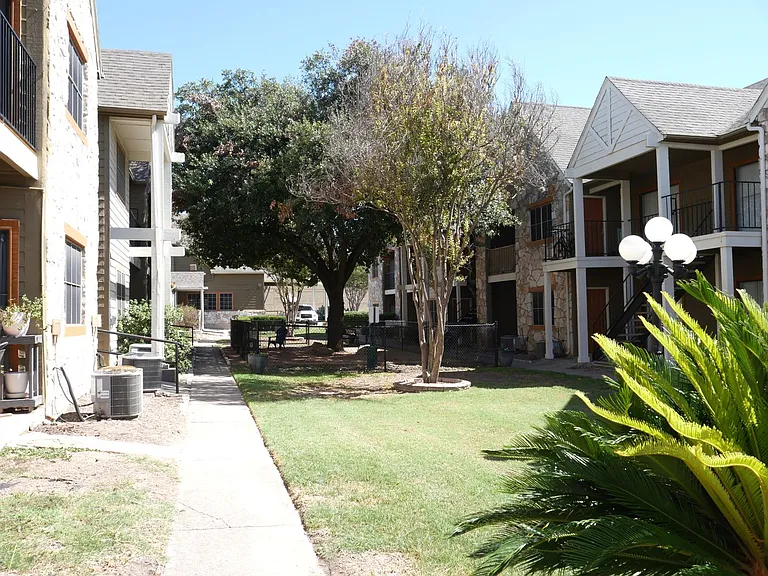 Madeira Apartments at Live Oak — Photo 41