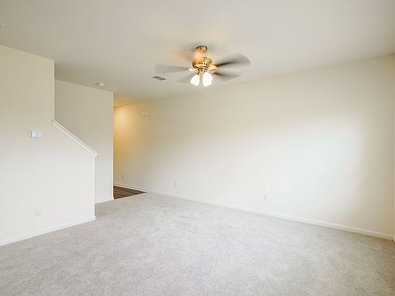 5th image of 195 Snowdrop Ave