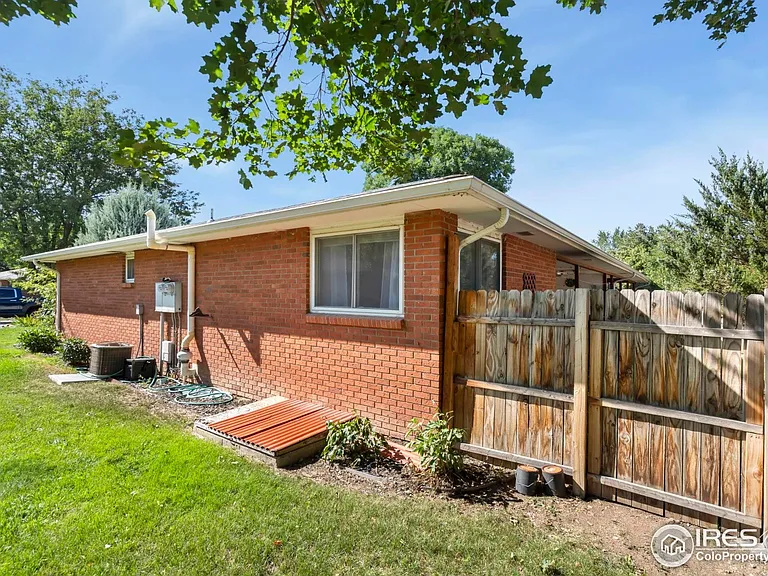 2216 Albany Ct — Photo 9