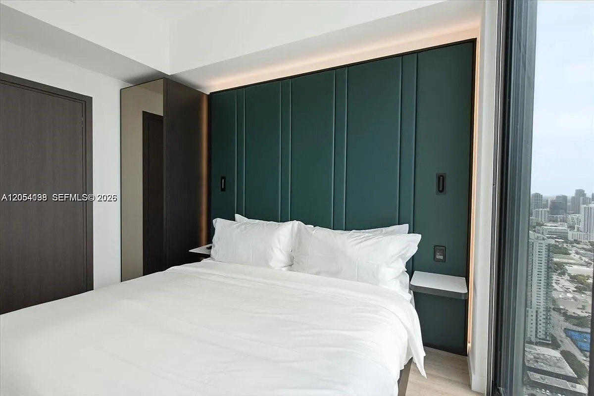 Eleven Hotel And Residence — Photo 1