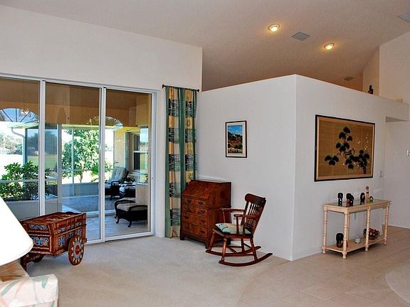 4th image of 284 Rotonda Cir