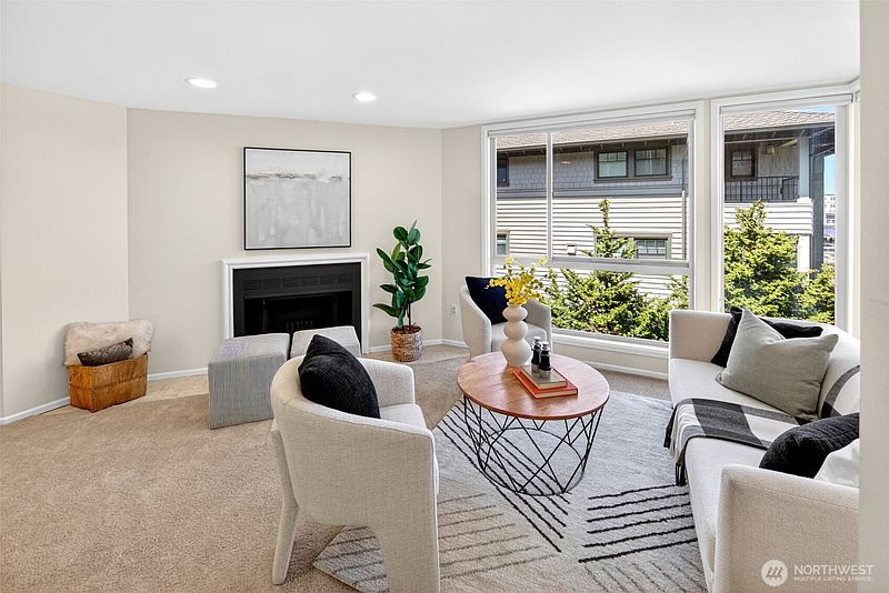 4th image of 510 Lakeside Avenue S #6