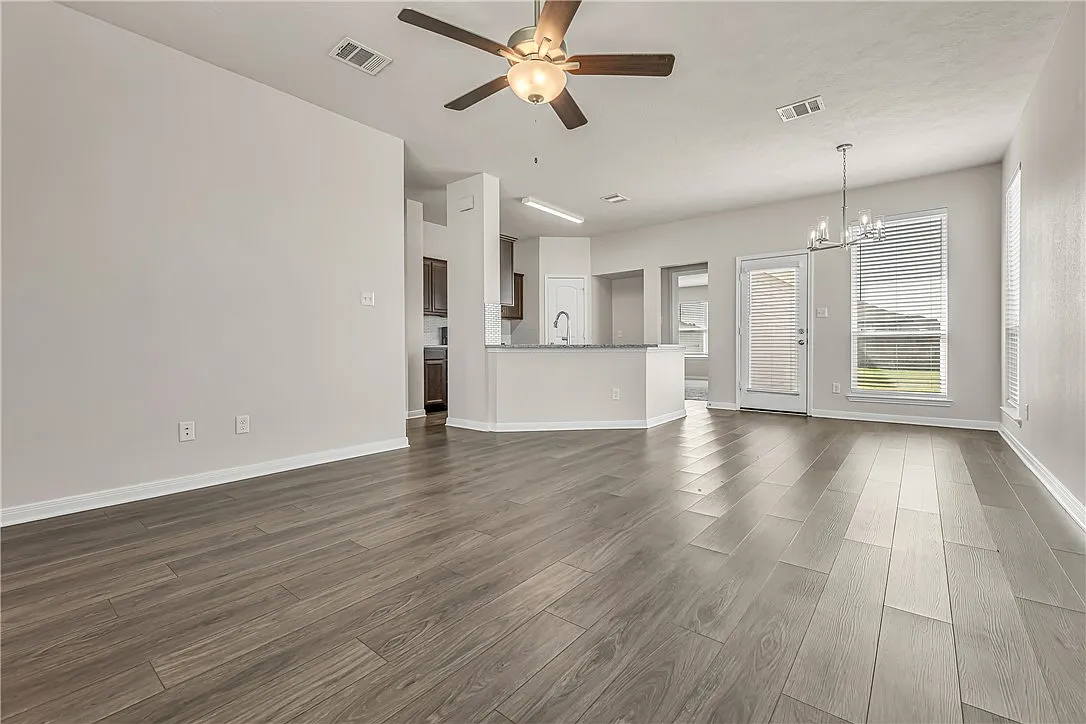 3 bed, 1270 sqft, $1,950 — Photo 3