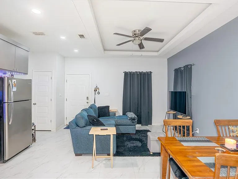422 W Chavez St #2 — Photo 3