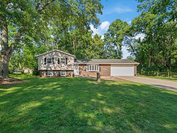 3rd image of 1523 Balmoral Ln