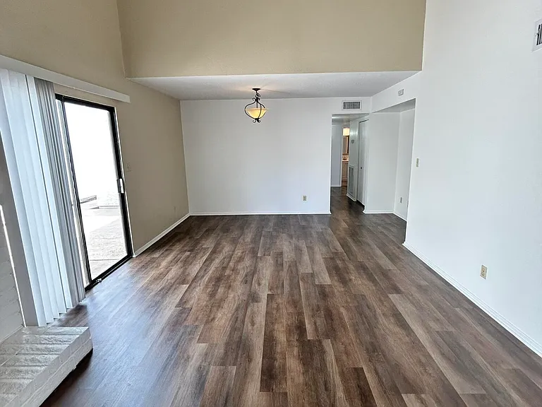 329 E Ambassador Dr — Photo 8