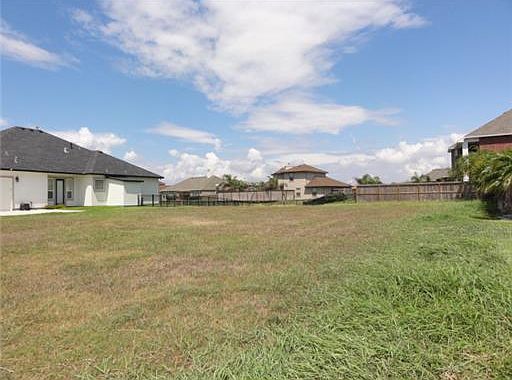 5th image of 241 Country Club Blvd