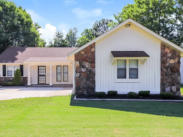 2705 Van Leer Dr — Photo 1