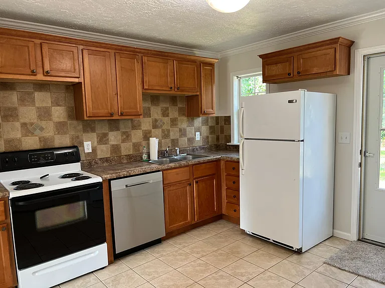 915 Shumway Ave — Photo 4