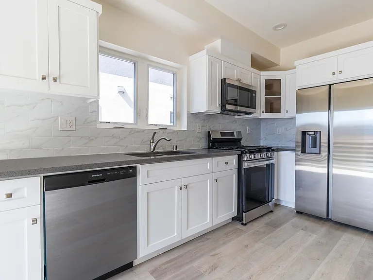 5132 Riverton Ave — Photo 17