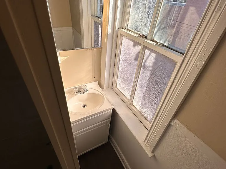 121 N State St — Photo 5