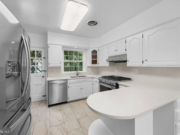 2816 Ellicott St NW — Photo 10