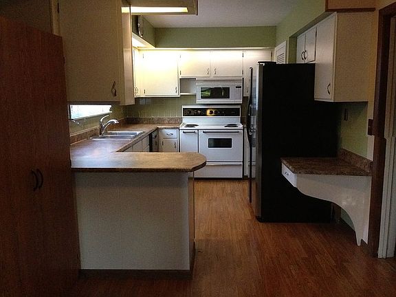 2nd image of 208 E Ellington Dr