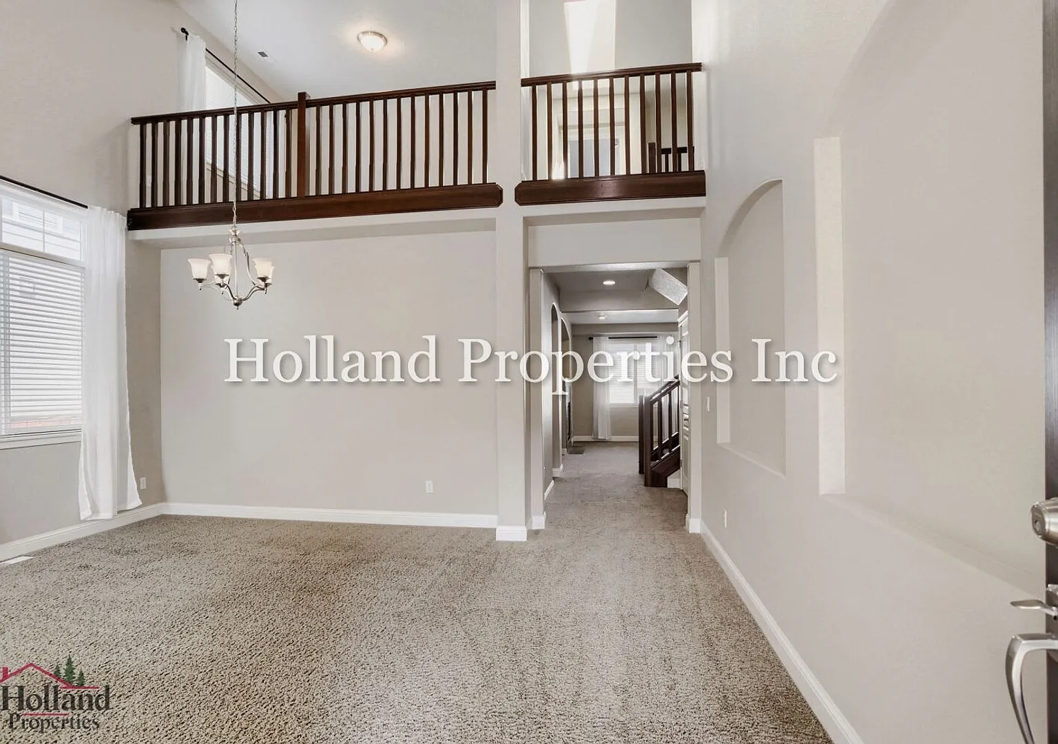 Spacious 4BR Beaverton Home with Gas Fireplace, Fenced Yard & Garage — Photo 4
